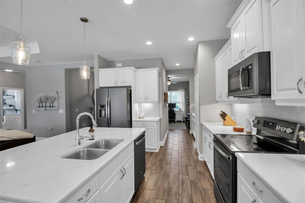 Image 12 of property listing at 7798 RIDGELAKE CIRCLE, Bradenton, FL 34203