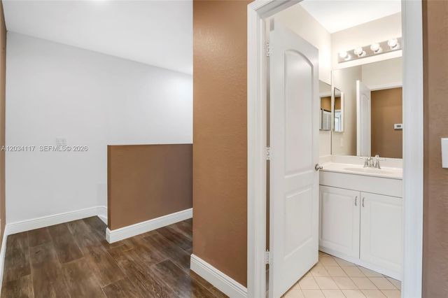 7782 Paddock Pl, Davie, FL 33328