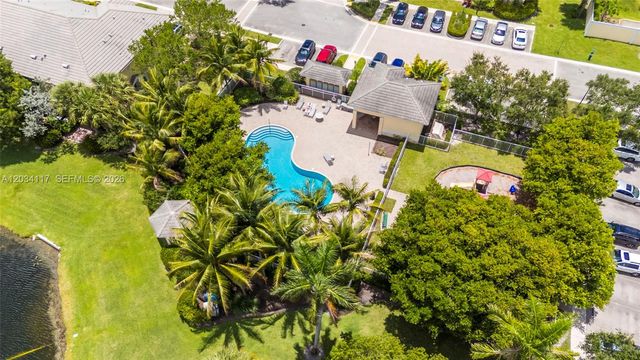 7782 Paddock Pl, Davie, FL 33328