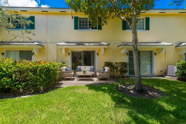 7782 Paddock Pl, Davie, FL 33328