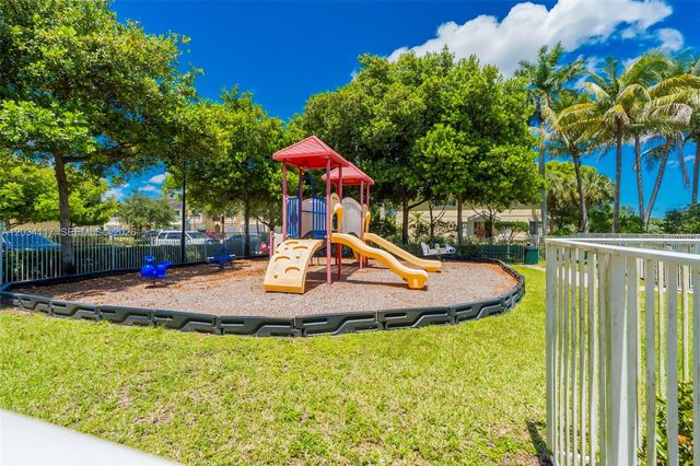 7782 Paddock Pl, Davie, FL 33328