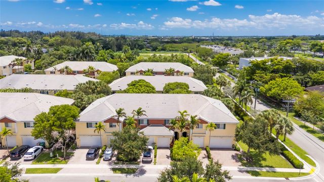 7782 Paddock Pl, Davie, FL 33328