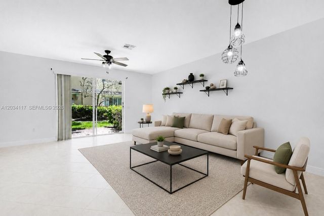 7782 Paddock Pl, Davie, FL 33328