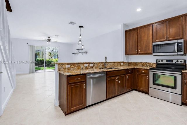 7782 Paddock Pl, Davie, FL 33328