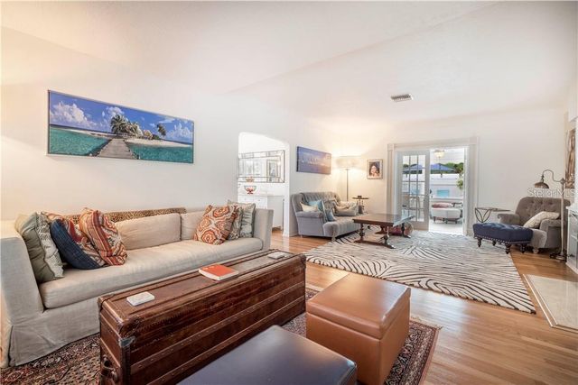 2200 2ND STREET N, St Petersburg, FL 33704