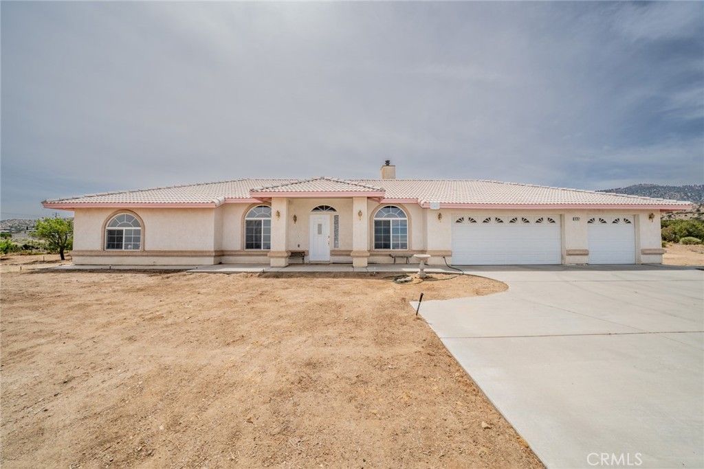 Image 2 of property listing at 8767 Silver Rock, Pinon Hills, CA 92372
