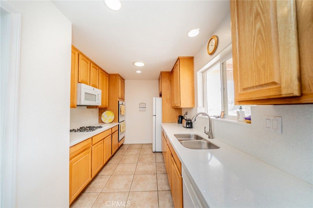 Image 9 of property listing at 8767 Silver Rock, Pinon Hills, CA 92372