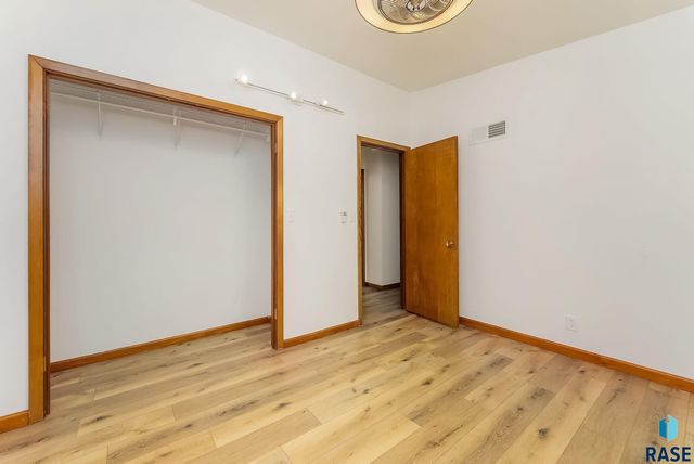 2805 S 1st Ave Avenue, Sioux Falls, SD 57105