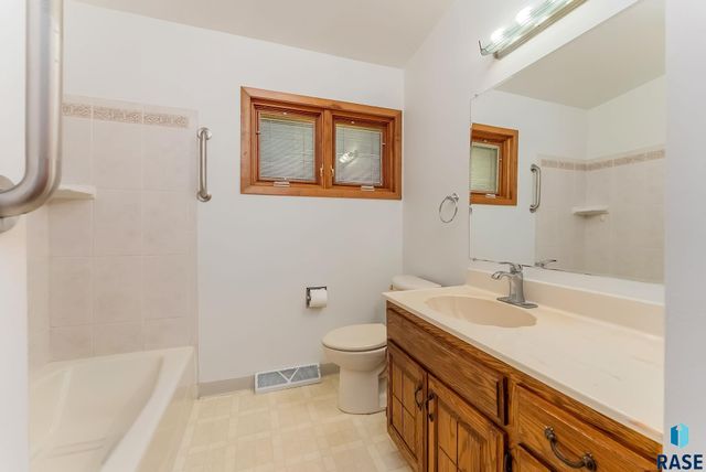 2805 S 1st Ave Avenue, Sioux Falls, SD 57105