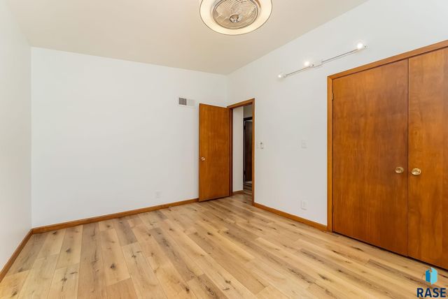 2805 S 1st Ave Avenue, Sioux Falls, SD 57105