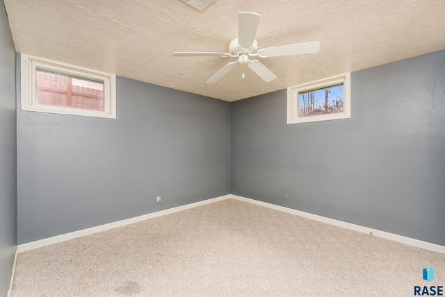 2805 S 1st Ave Avenue, Sioux Falls, SD 57105