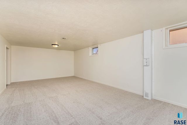 2805 S 1st Ave Avenue, Sioux Falls, SD 57105