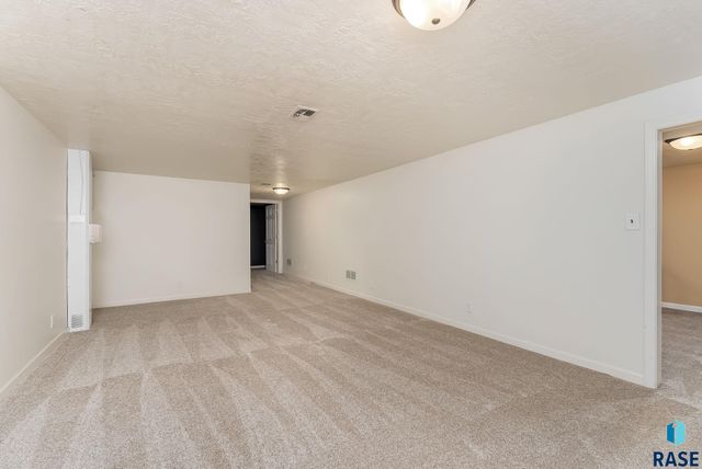 2805 S 1st Ave Avenue, Sioux Falls, SD 57105