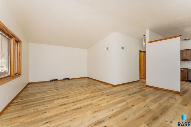 2805 S 1st Ave Avenue, Sioux Falls, SD 57105