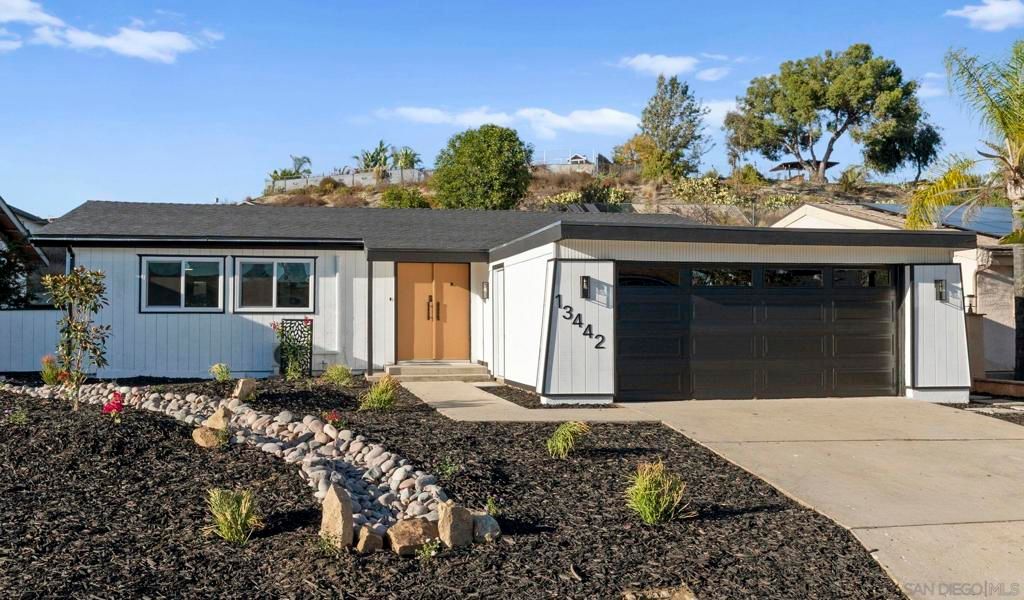 Image 15 of property listing at 13442 Mountainside Dr, Poway, CA 92064