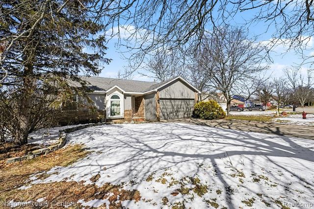 2510 Wenona Drive, Wixom, MI 48393