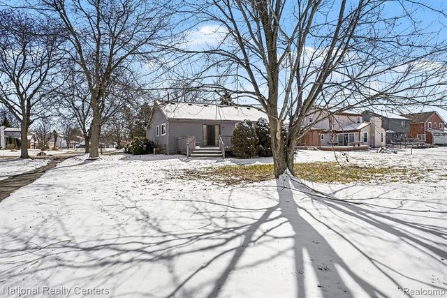 2510 Wenona Drive, Wixom, MI 48393