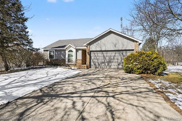 2510 Wenona Drive, Wixom, MI 48393