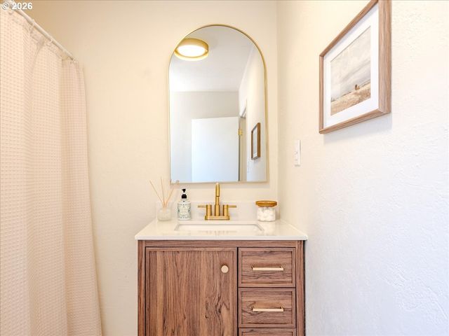 411 S 1ST St, Silverton, OR 97381