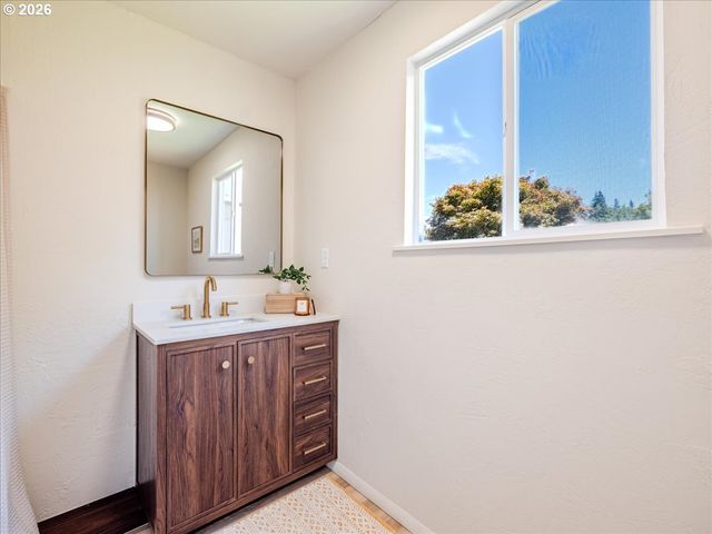 411 S 1ST St, Silverton, OR 97381