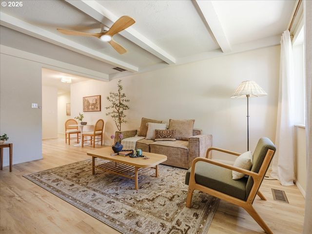 411 S 1ST St, Silverton, OR 97381