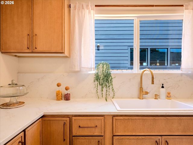 411 S 1ST St, Silverton, OR 97381