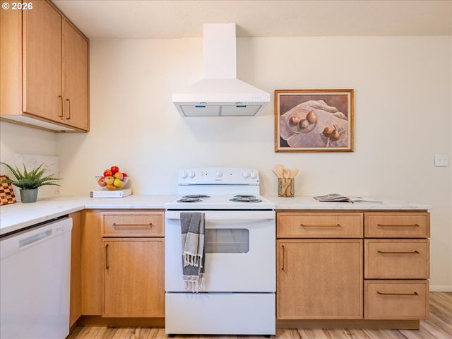 411 S 1ST St, Silverton, OR 97381