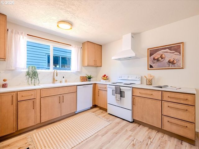 411 S 1ST St, Silverton, OR 97381