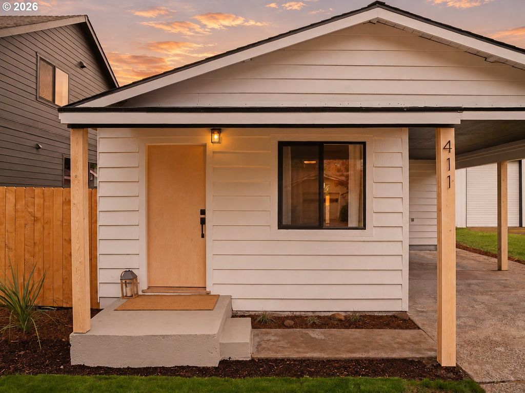 411 S 1ST St, Silverton, OR 97381
