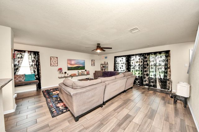 15422 Meandering Post Trail, Houston, TX 77044