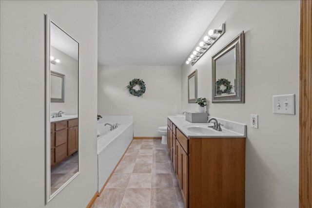 17672 Kettering Trail, Lakeville, MN 55044