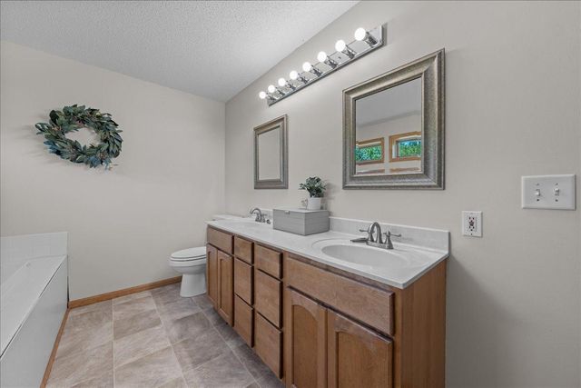 17672 Kettering Trail, Lakeville, MN 55044