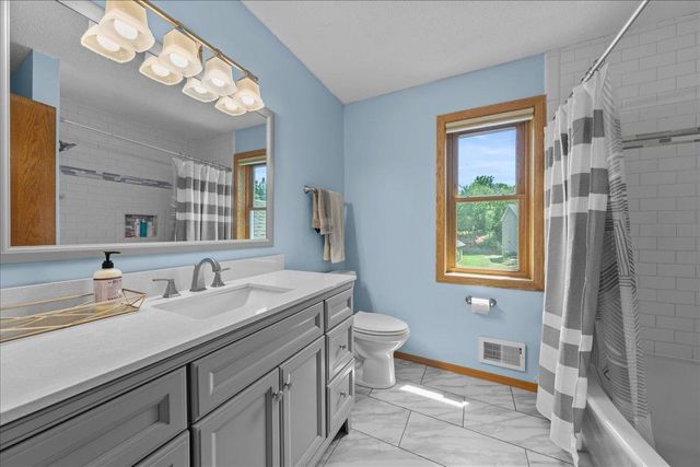 17672 Kettering Trail, Lakeville, MN 55044