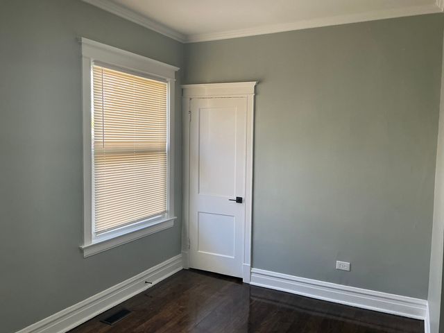 8042 S Bennett Avenue, Chicago, IL 60617