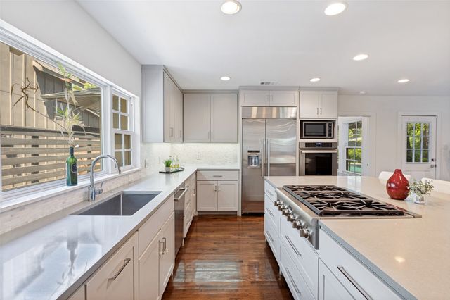 1518 Oak Knoll Street, Dallas, TX 75208