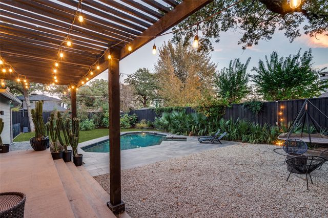 1518 Oak Knoll Street, Dallas, TX 75208