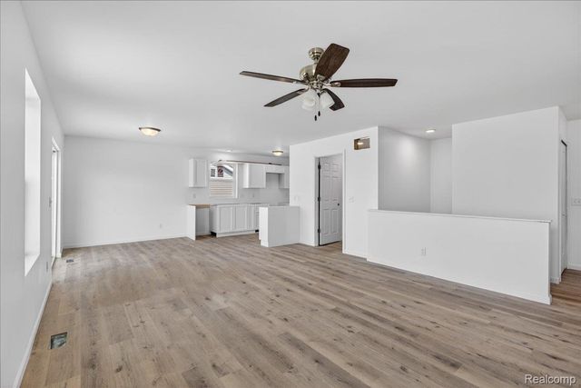 3150 Daisy Way, Burton, MI 48519