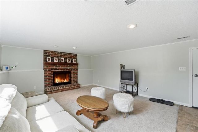 200 SE Sherri Lane, Blue Springs, MO 64014