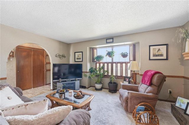 200 SE Sherri Lane, Blue Springs, MO 64014