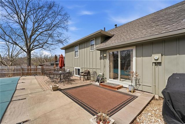 200 SE Sherri Lane, Blue Springs, MO 64014