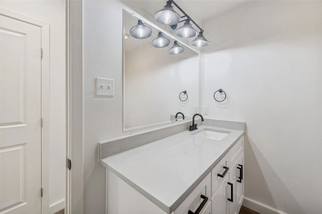 1704 S Jennings Avenue, Fort Worth, TX 76110