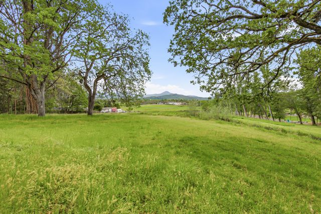 620 Vista Park Drive, Eagle Point, OR 97524