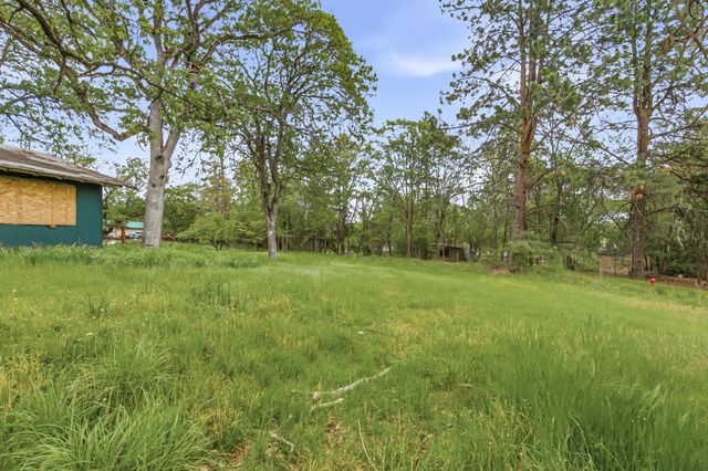 620 Vista Park Drive, Eagle Point, OR 97524