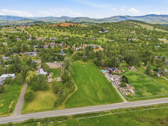 620 Vista Park Drive, Eagle Point, OR 97524