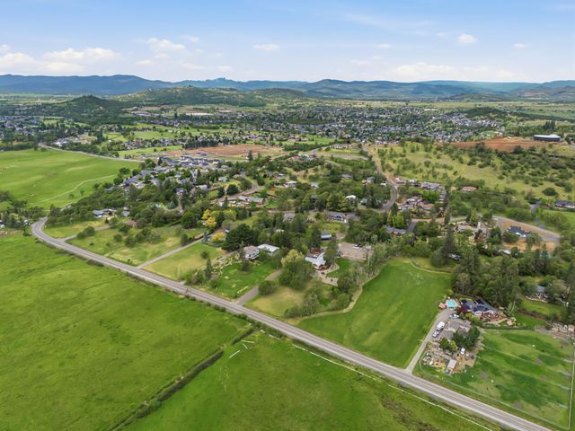 620 Vista Park Drive, Eagle Point, OR 97524