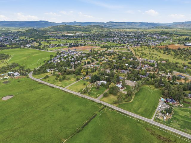 620 Vista Park Drive, Eagle Point, OR 97524