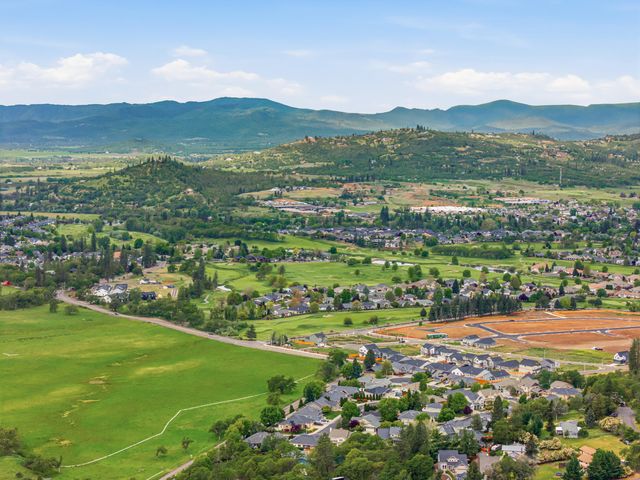 620 Vista Park Drive, Eagle Point, OR 97524