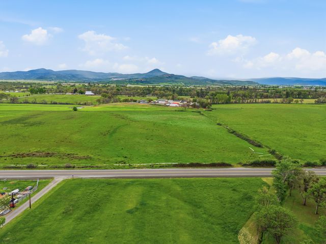 620 Vista Park Drive, Eagle Point, OR 97524