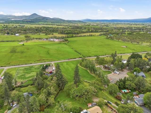 620 Vista Park Drive, Eagle Point, OR 97524