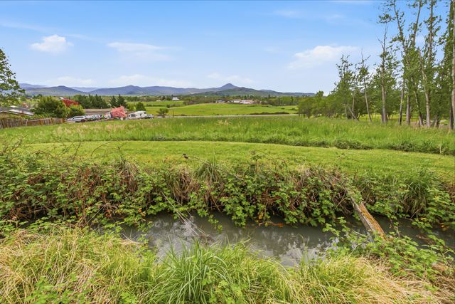 620 Vista Park Drive, Eagle Point, OR 97524